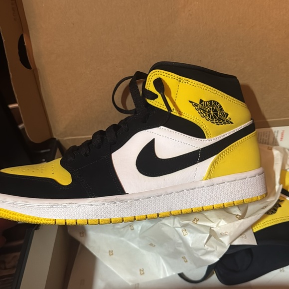 Air Jordan 1 Mid Black and yellow Tour - Picture 5 of 7